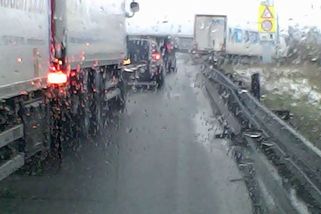 Kamion v Praze se tlačil na osobák, ve kterém si rodiče odváželi miminko z porodnice | Novinky.cz: Krimi
